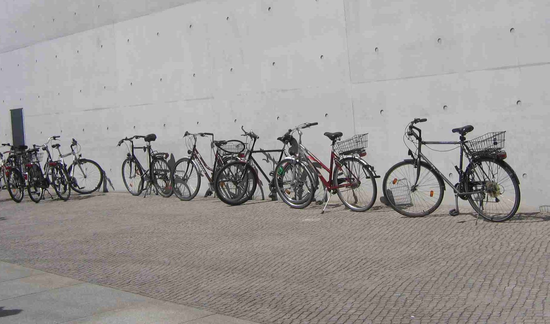 Fahrräder stehen vor einer Hauswand