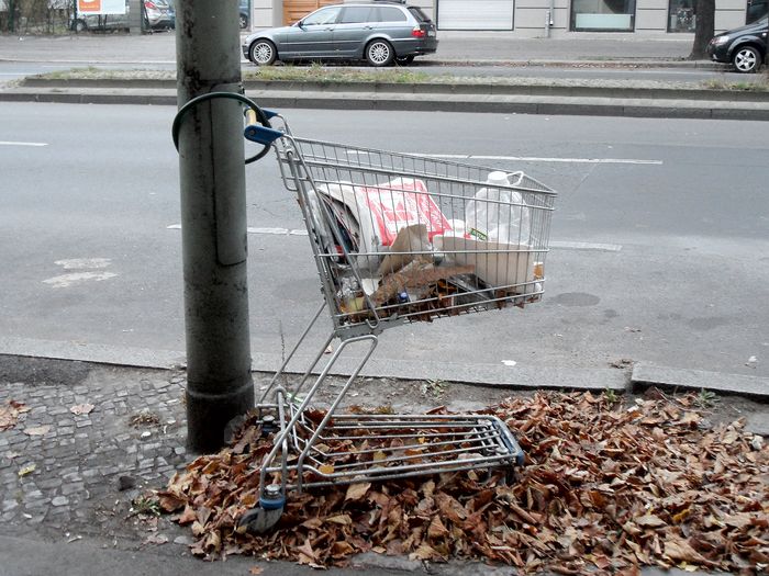Einkaufswagen am Straßenrand, gefüllt mit Müll. Foto: onnola (CC BY-SA 2.0)