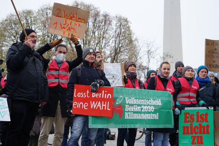 Demonstration vor dem Roten Rathaus für die Zusammenlung von Volksentscheid und Wahlwiederholung
